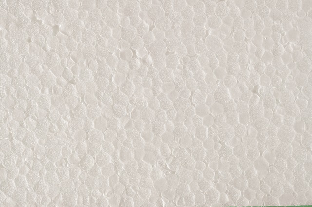 Biely polystyrén