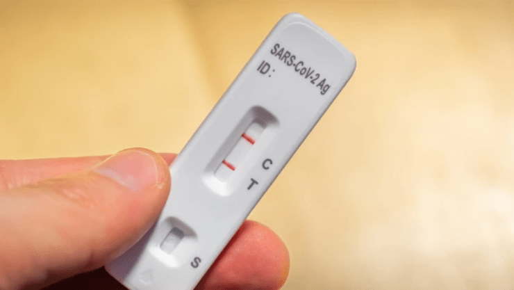 antigénový test v ruke